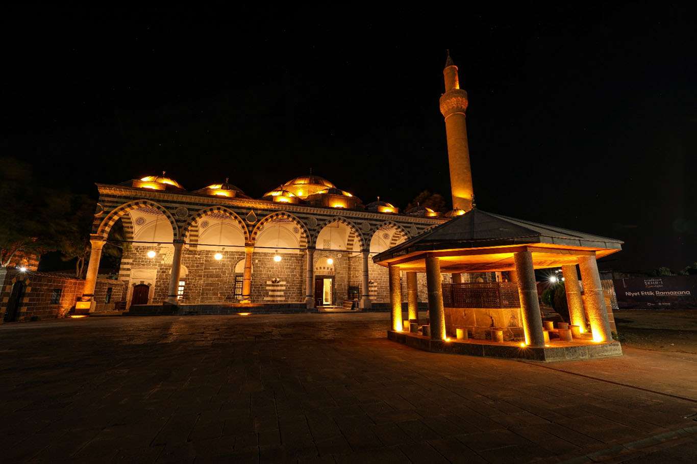 Diyarbakır’ın sembollerinden Kurşunlu Cami ışıklandırıldı